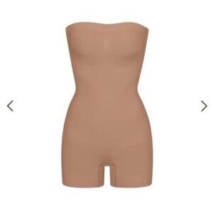 SKIMS SEAMLESS SCULPT STRAPLESS SHORTIE BODYSUIT SIENNA BEIGE SMALL